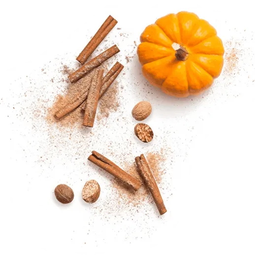 Тыква и специи: яркая композиция с корицей и мускатным орехом на белом фоне осенью