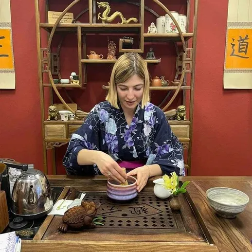 Чайная церемония в традиционном японском стиле с участницей в кимоно в уютном интерьере