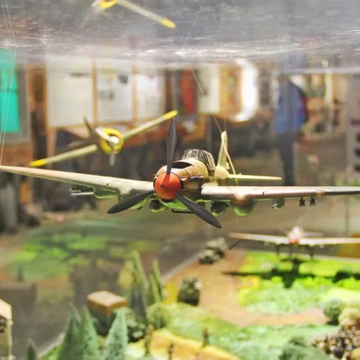 Модель авиамодели в военном музее, посещенная любителями истории и авиации