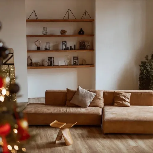 Уютная комната с диваном и праздничным декором во время зимних праздников
