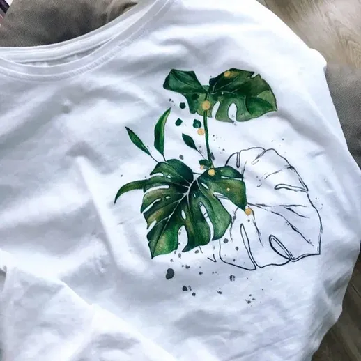 Майка с изображением растения монстера на белом фоне, сделанная из натурального материала