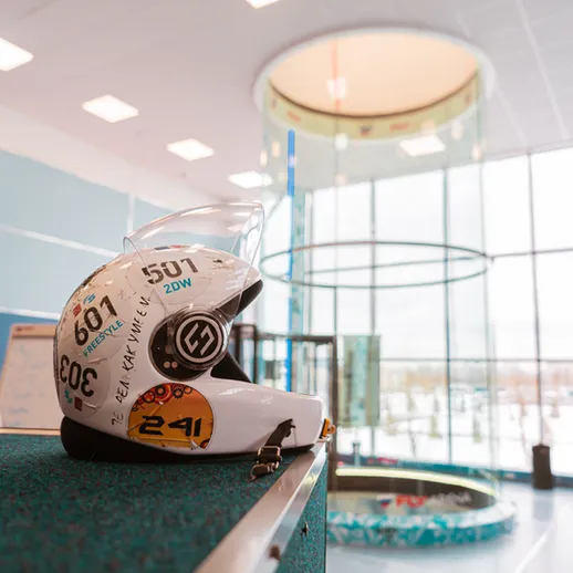 Шуруповерт и шлем для зимнего спорта в помещении аквапарка с тёплой атмосферой в холодный день