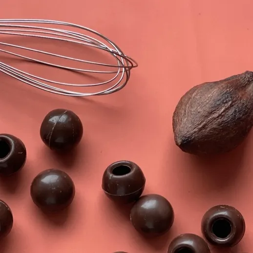 Кулинарные инструменты и ингредиенты на розовом фоне для создания десертов и кондитерских изделий