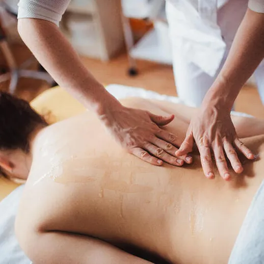 Массаж расслабляет тело и снимает напряжение в уютном спа-центре