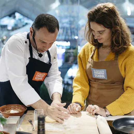 Кулинарный мастер-класс в столичной школе кулинарии: обучение лепке теста с шеф-поваром