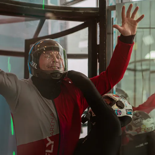 Опыт полета в вертикальном ветровом тоннеле в развлекательном центре в Москве