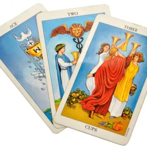 Карты Таро: Туз, Два и Три Кубков на цветном фоне с изображениями