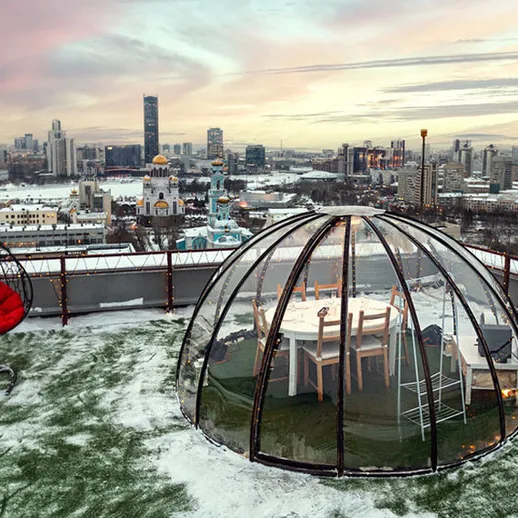 Уютная теплица на крыше в Москве с видом на город во время зимнего заката