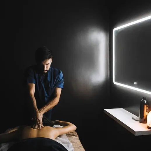 Массаж в современном салоне в темной комнате с уютным освещением