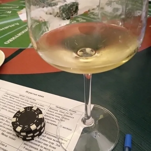 Игроки наслаждаются вечерним азартом за карточным столом с вином и фишками в казино в Москве