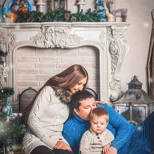 Счастливая семья рядом с камином в уютном доме в Новый год