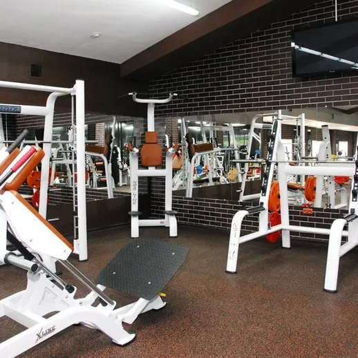 Современный тренажёрный зал с разнообразным оборудованием в удобном помещении для эффективных тренировок