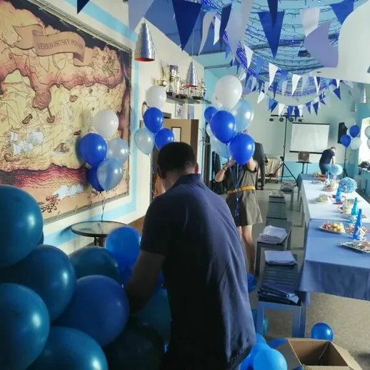 Подготовка к празднованию синих шаров и украшениями на праздничном мероприятии в одном из залов