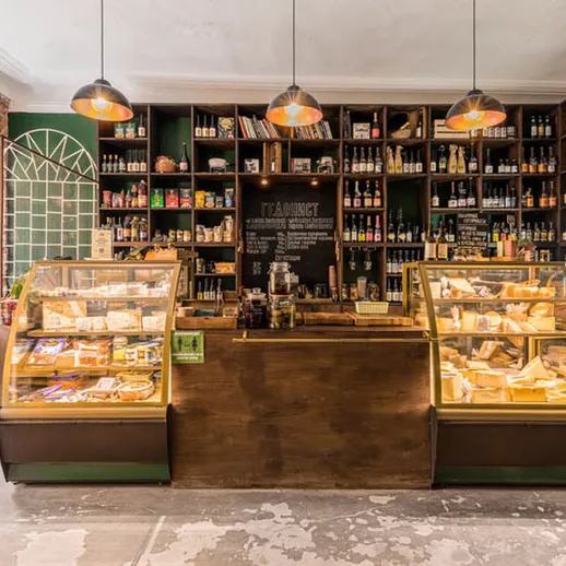 Уютный гастроном в центре города с разнообразием деликатесов и напитков