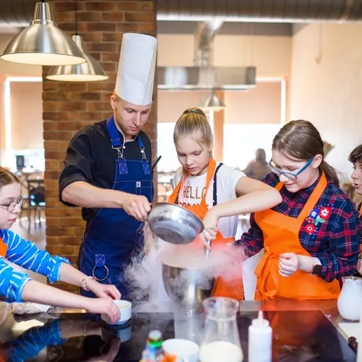 Мастер-класс по кулинарии для детей в кулинарной школе на фоне кирпичной стены