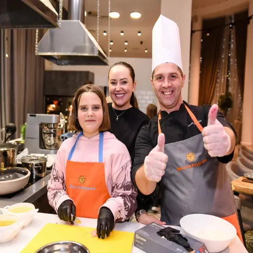 Семейный кулинарный мастер-класс в уютном ресторане с участием повара и детьми