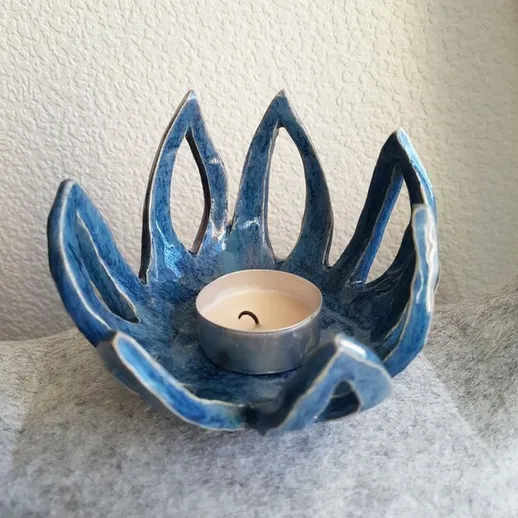 Эстетичная керамическая подставка для свечи в форме цветка, выполненная в синем цвете, декорирует интерьер