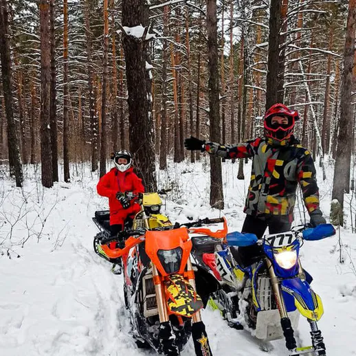 Зимние приключения в лесу: катание на снегоходах в снежной атмосфере