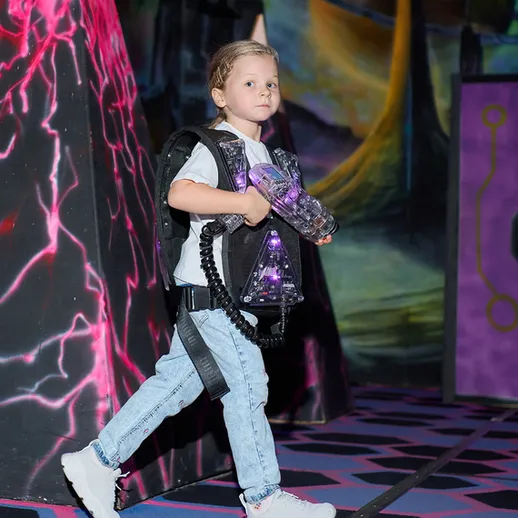 Ребёнок на арене лазерного боя в развлекательном центре