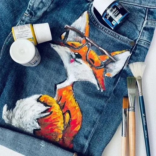 Арт-брендированные джинсы с изображением рыси в очках и кисточками для рисования на столе