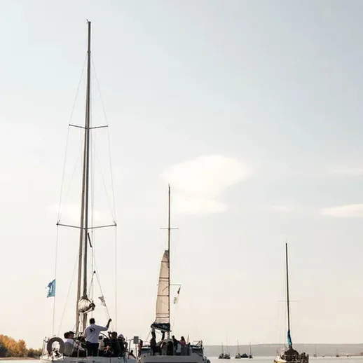 Парусные лодки на спокойной воде озера в ясный день осени