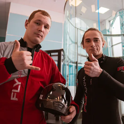 Люди в аэродинамической трубе готовятся к полету в спортивном центре, зима, Россия