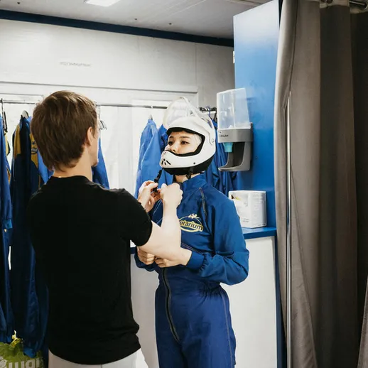 Подготовка к гонке на картинге в специализированном центре в Москве с участниками в комбинезонах и шлемах