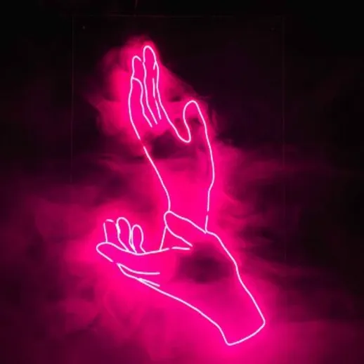 Неоновая иллюстрация рук на черном фоне, символизирующая единство и связь в современном искусстве