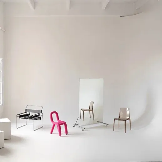 Минималистичное оформление интерьера с предметами мебели в светлом пространстве