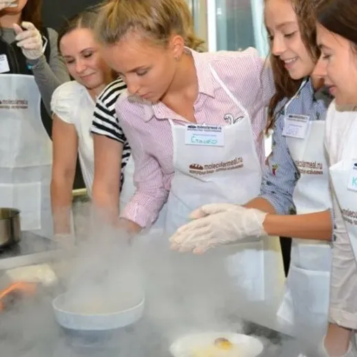 Вдохновляющий кулинарный мастер-класс, где участники учатся готовить блюда на паровой кухне