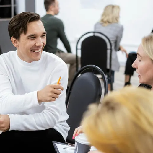 Участники обсуждения делятся идеями на тренинге в современном офисе во время утреннего мероприятия