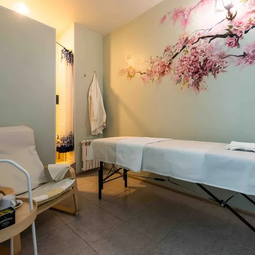 Комната для массажа с цветочными мотивами и удобным креслом в уютной атмосфере