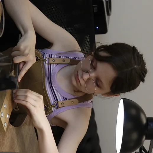 Мастер-класс по изготовлению изделий из кожи в уютной студии в вечернее время