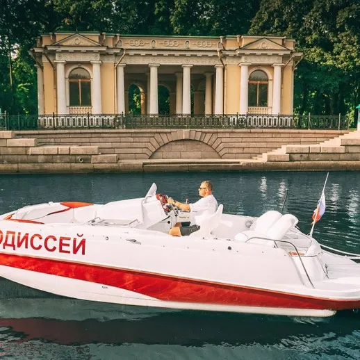 Корабли на воде и красивое здание в парке под солнечным небом