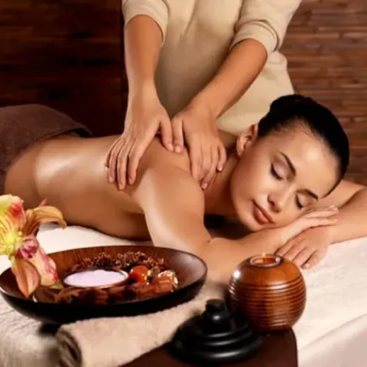 Успокаивающий массаж в спа-салоне с ароматическими маслами и расслабляющей атмосферой