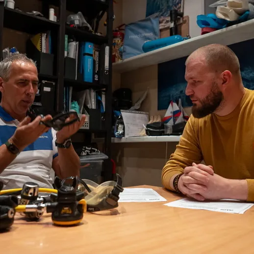 Обсуждение дайвинг-оборудования между специалистами в кабинетах водного клуба