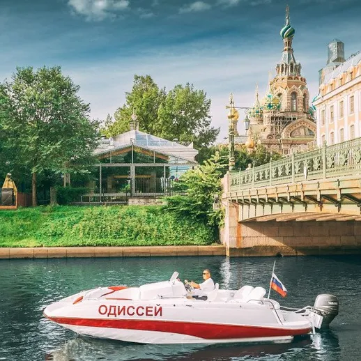 На реке по водам Санкт-Петербурга на моторной лодке со скоростью и стилем