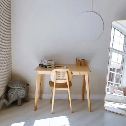 Интерьер светлой комнаты с письменным столом и большим зеркалом