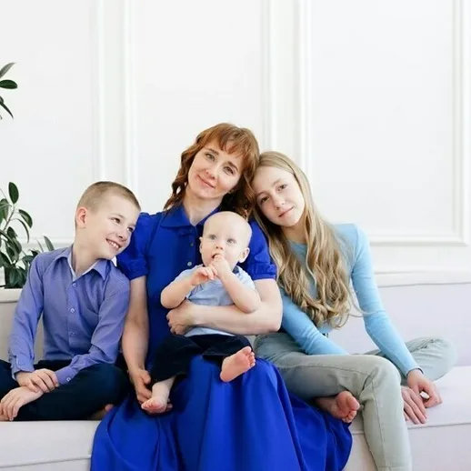 Мама с детьми в светлом интерьере, уютная атмосфера, семейная счастливая встреча, фотография сделана в дневное время