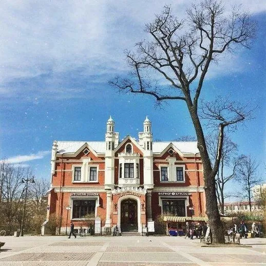 Стильное здание в историческом центре города под ясным небом весной