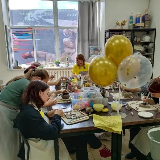 Участники мастер-класса по гончарному делу в творческой студии с воздушными шарами