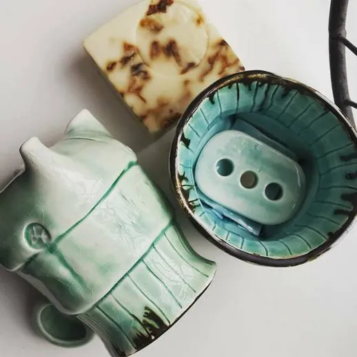 Керамическая посуда и мыло на светлом фоне, контрастные цвета и текстуры в доме