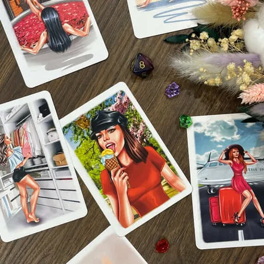 Карты с изображениями женщин, отдыхающих и занимающихся разными активностями на фоне города и природы