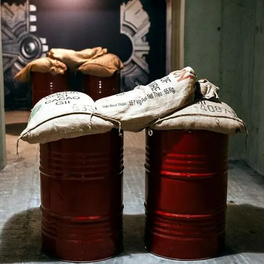 Красные бочки с мешками на складе в подземном помещении в вечернее время