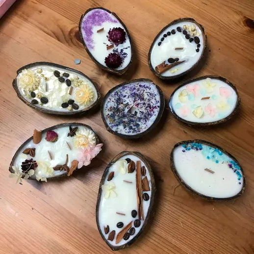 Ручные ароматные свечи из скорлупы орехов, оформленные цветами и специями