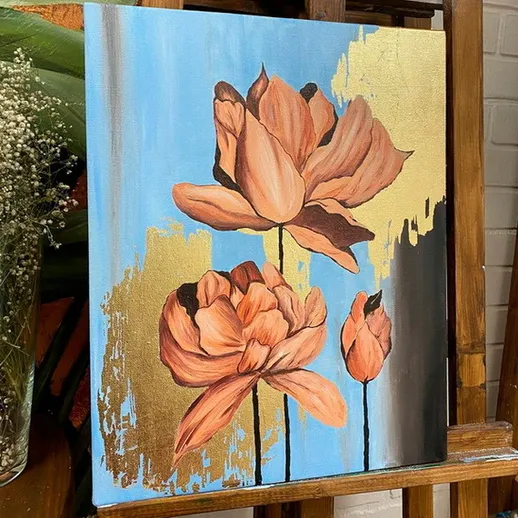 Картина с нежными лотосами на фоне голубого неба в уютной атмосфере мастерской художника