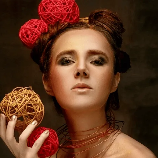 Женщина с оригинальной прической и декоративными шарами на фоне темного цвета, с использованием ярких элементов