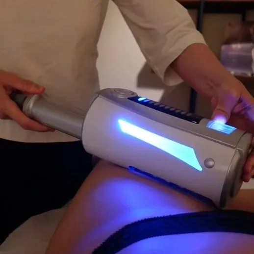 Процедура тела с использованием прибора для светотерапии в салоне красоты