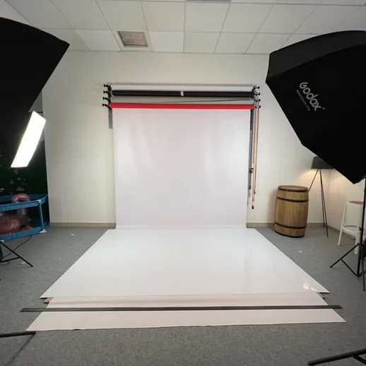 Студийное освещение и фон для фотосесси в современной фотостудии