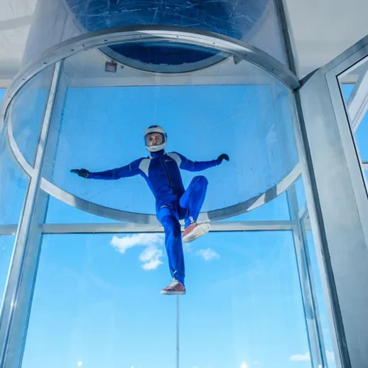 Свободный полет в аэротрубе в спортивном центре на открытом воздухе в ясный день